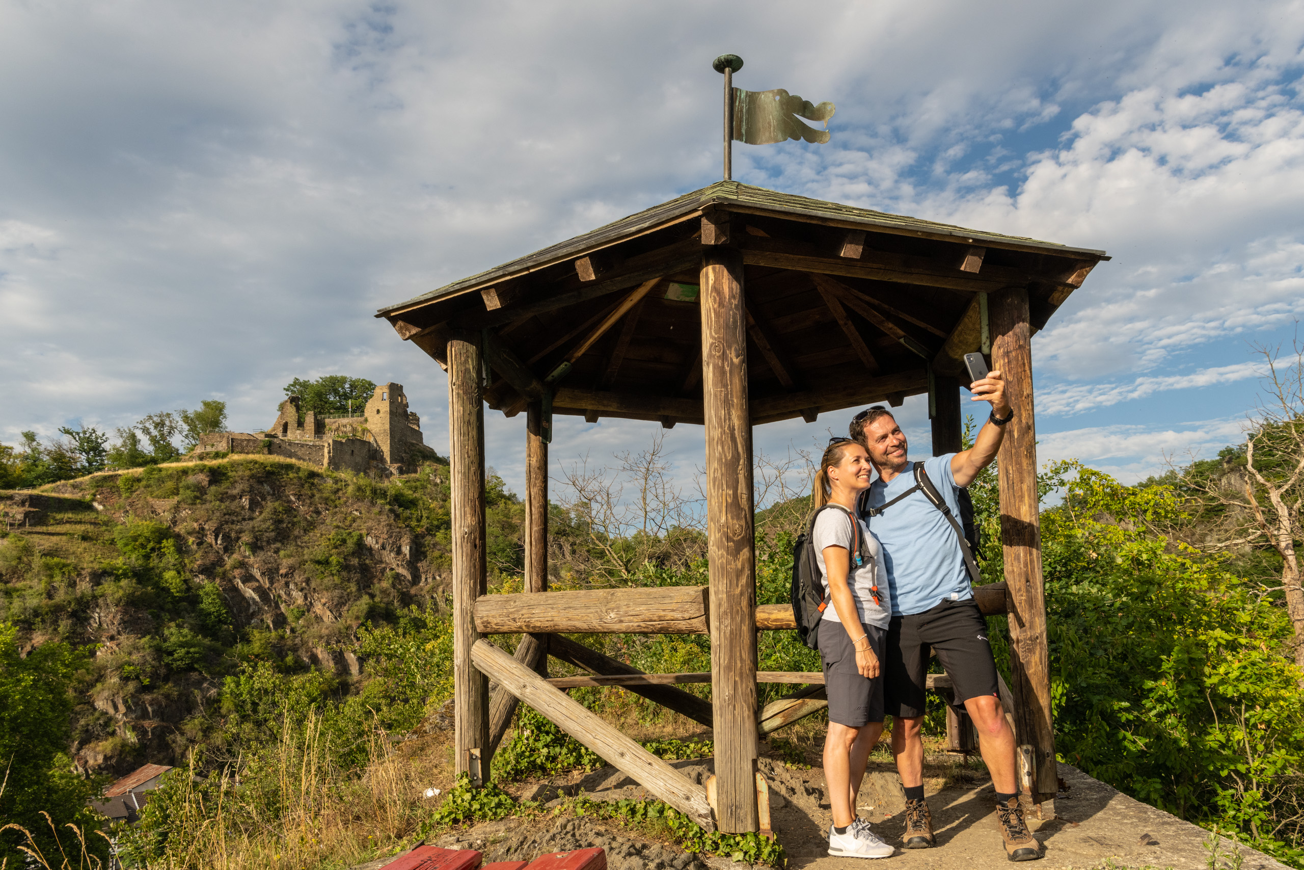 Aussichtspunkt mit Blick auf die Burg Are Aussichtspunkt mit Blick auf die Burg Are