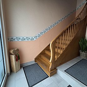 Holztreppe zur Ferienwohnung im 2. Stock