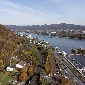 Der Yachthafen Oberwinter mit dem Siebengebirge