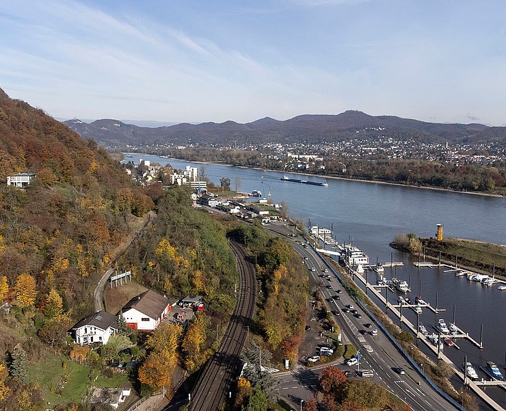 Der Yachthafen Oberwinter mit dem Siebengebirge