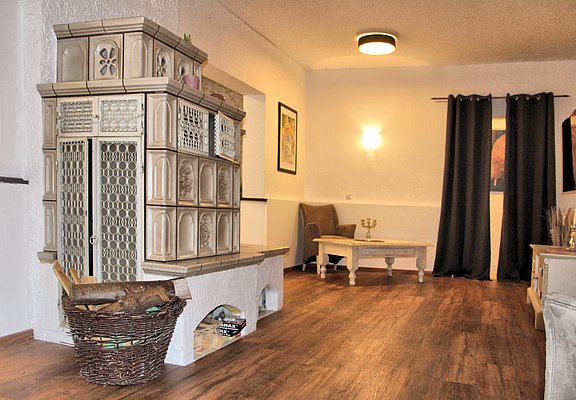 Salon mit Kachelofen