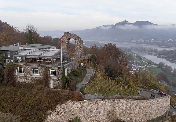 Der Rolandsbogen mit Aussicht auf den Rhein und das Siebengebirge