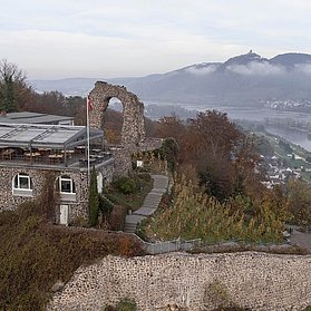 Der Rolandsbogen mit Aussicht auf den Rhein und das Siebengebirge
