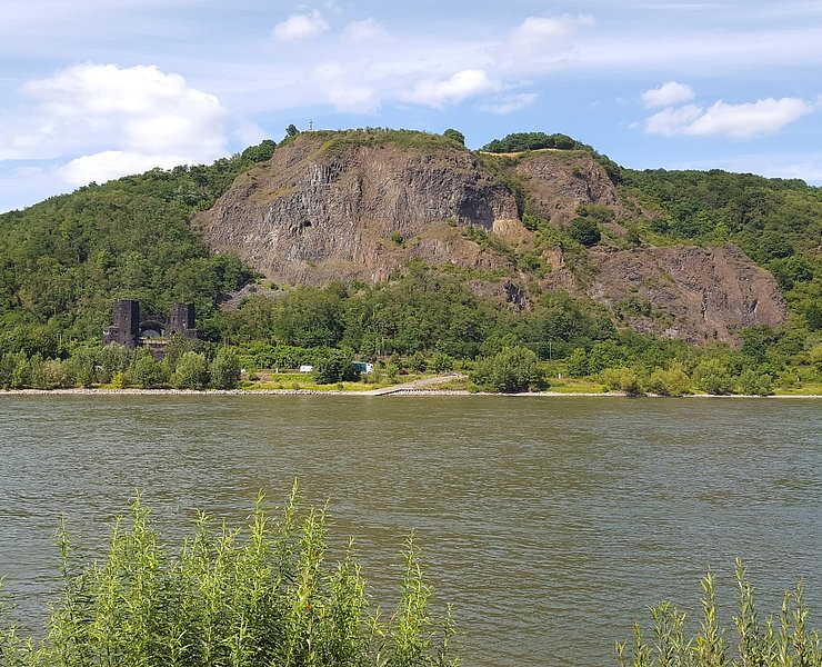 Erpeler Ley und die rechtsrheinischen Brückentürme der "Brücke von Remagen"