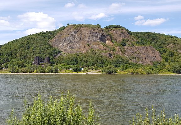 Erpeler Ley und die rechtsrheinischen Brückentürme der "Brücke von Remagen"