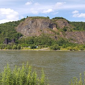 Erpeler Ley und die rechtsrheinischen Brückentürme der "Brücke von Remagen"