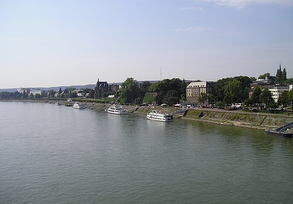 Blick von der Kennedybrücke zur Bonner Altstadt