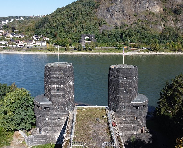 Die Türme der historischen Brücke zwischen Remagen und Erpel