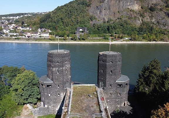 Die Türme der historischen Brücke zwischen Remagen und Erpel