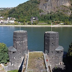 Die Türme der historischen Brücke zwischen Remagen und Erpel