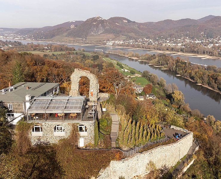 Der Rolandsbogen mit dem dazugehörigen Restaurant und Blick auf den Rhein