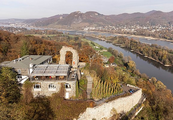 Der Rolandsbogen mit dem dazugehörigen Restaurant und Blick auf den Rhein