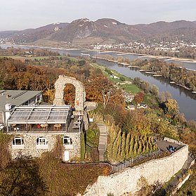 Der Rolandsbogen mit dem dazugehörigen Restaurant und Blick auf den Rhein