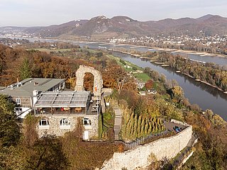 Der Rolandsbogen mit dem dazugehörigen Restaurant und Blick auf den Rhein