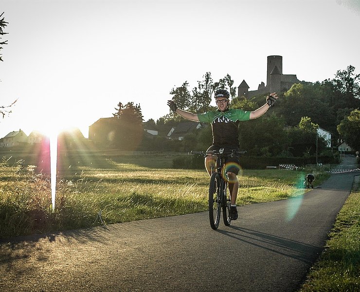 Radlerglück vor der Burgruine Nürburg