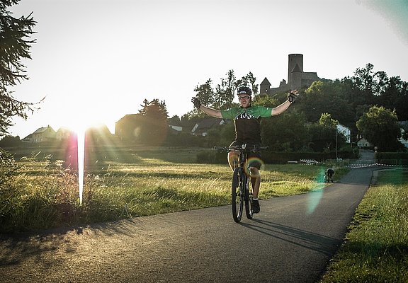Radlerglück vor der Burgruine Nürburg
