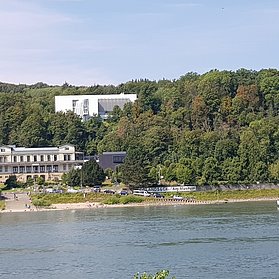 Blick auf das Arpmuseum Bahnhof Rolandseck