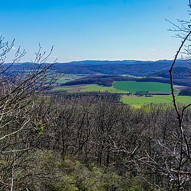 Blick vom Vulkan Scheidskopf auf die Eifelvulkane in der Ferne