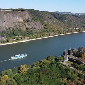 Sicht auf den Rhein mit Erpeler Ley im Hintergrund