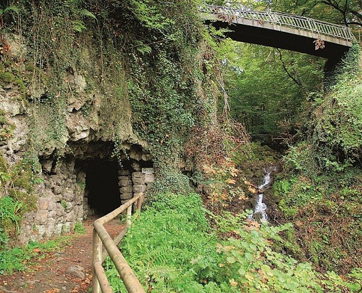 Vulkan-Rad-Route Eifel_Käsegrotte in Bad Bertrich, ein Gebilde säulenartig erkalteter Lava