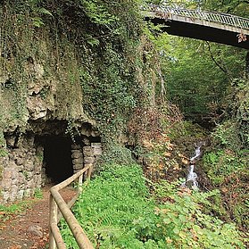 Vulkan-Rad-Route Eifel_Käsegrotte in Bad Bertrich, ein Gebilde säulenartig erkalteter Lava