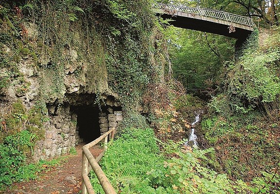Vulkan-Rad-Route Eifel_Käsegrotte in Bad Bertrich, ein Gebilde säulenartig erkalteter Lava