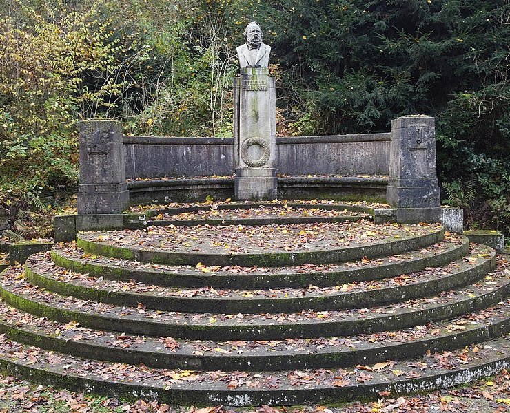 Das Freiligrath-Denkmal auf halbem Weg zum Rolandsbogen
