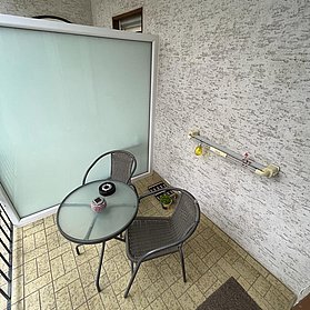 Balkon mit Wäscheleine und Sitzgelegenheit