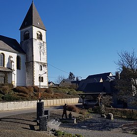 Pfarrkirche St. Dionysius und Dorfplatz in Kirchwald