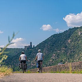 Rheinradweg bei St. Goar mit Blick auf Burg Maus