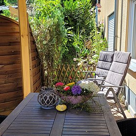 Terrasse mit kleinem Garten